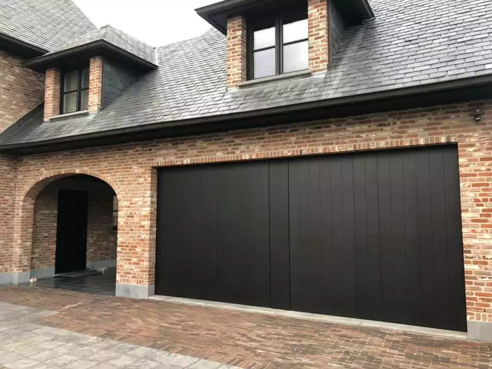 Double garage door — striped black aluminium