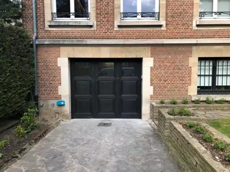Reproduction of a traditional garage door